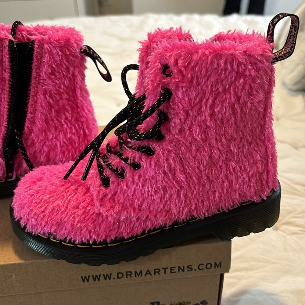 Dr. Martens Kids Pink Fuzzy Boots - Picture 3 of 4